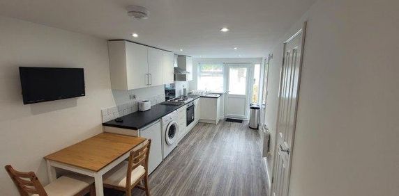 1 bedroom in a house share to rent - Photo 2