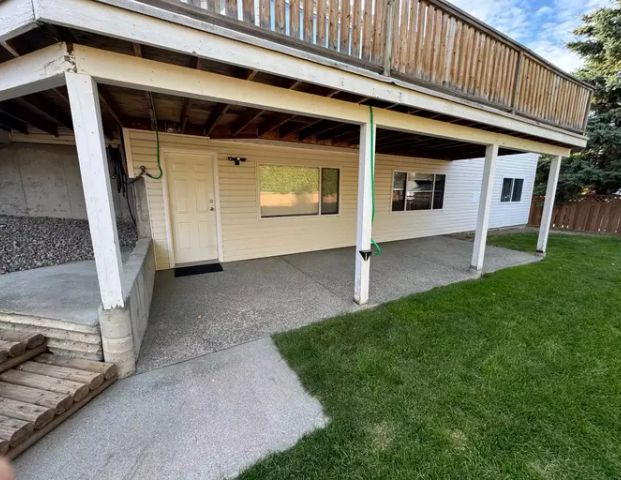 A ground-level basement unit in Carmel Court, Kamloops | 580 Carmel Court, Kamloops - Photo 1