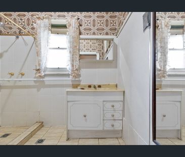 Character & Charm - Photo 4