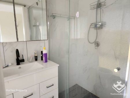 Sunnybank Upper level with 3 bedrooms and 2 bathrooms. All bedrooms with air condition - Photo 5