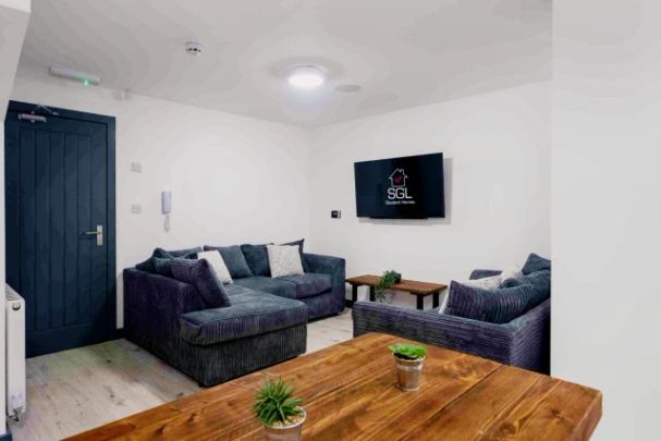 7 Beds 2 Baths - Photo 1