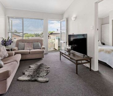 A sunny one bedroom plus office in Mt Eden - Photo 2