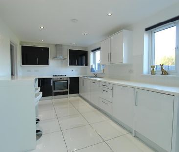 4 bedroom detached house to rent - Photo 2