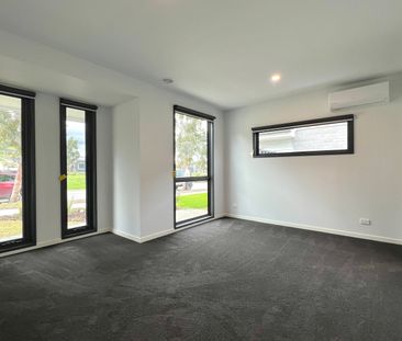 10 Beartooth Court, Pakenham VIC 3810 - House For Rent | Domain - Photo 2