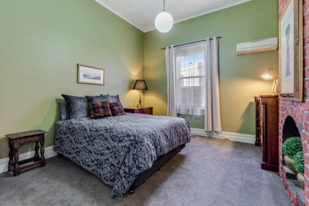 Stylish Central Living with Exceptional Courtyard Entertaining - Photo 4