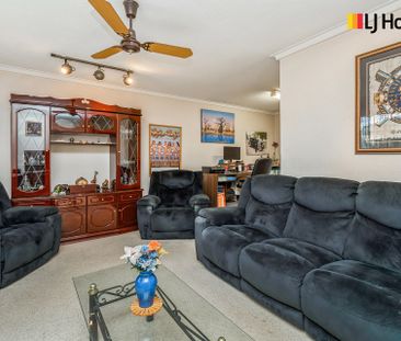 4 x 2 Family Home with a Pool!! - Photo 3