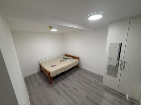 5 bedroom semi-detached house to rent - Photo 3