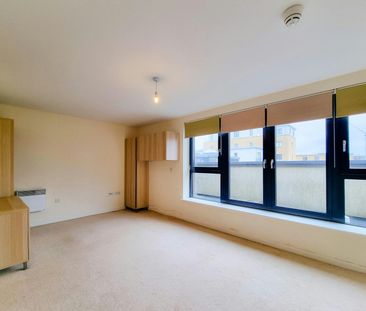 Flat to rent on - Photo 2