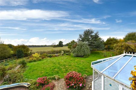 Detached family home in semi-rural location with garden and garage - Photo 3