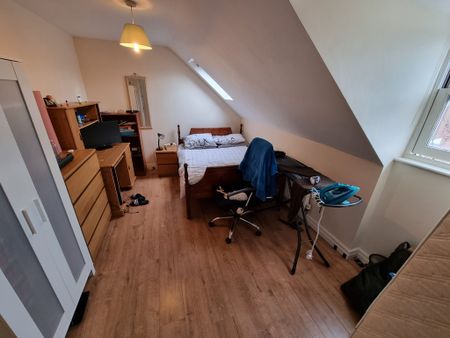 6 Bed Student Accommodation - Photo 5