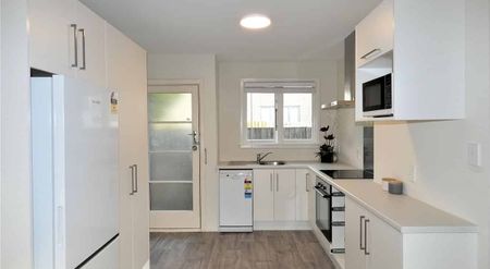 Sunny North-Facing Apartment with Parking - Photo 3