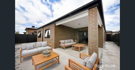 Luxury 5-Bedroom Residence Offering Comfort and Convenience - Photo 4