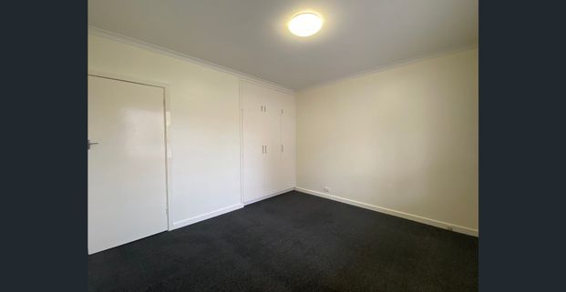Single-level convenience and location! - Photo 1