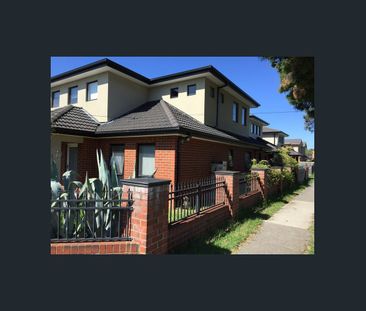 Luxurious Living In Heart Of Town - Photo 5