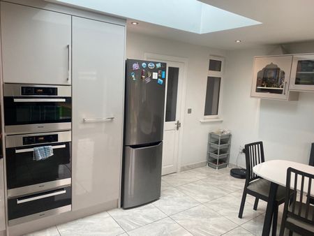 3 Bed Semi-Detached House, Lily Gardens, HA0 - Photo 5