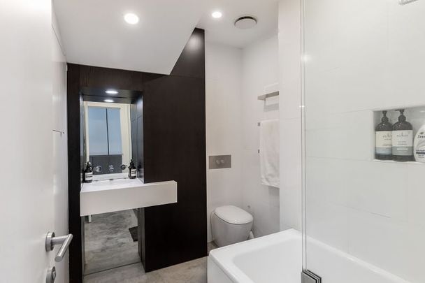 Elegant Fully Furnished Terrace with Rooftop in the Heart of Darlinghurst - Photo 1