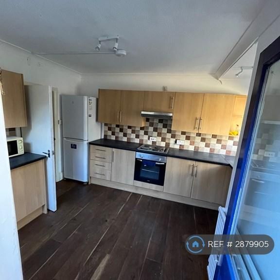 4 bedroom semi-detached house to rent - Photo 1