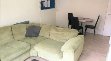 3 bedroom flat to rent - Photo 4