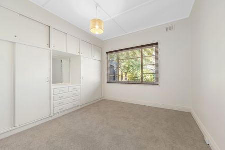 Beautifully renovated House with a renovated rear studio with Bathroom & Kitchenet - Photo 4