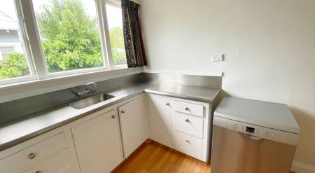 ST ALBANS - TWO BEDROOM HOME, HEATPUMP, SPACIOUS YARD - Photo 2