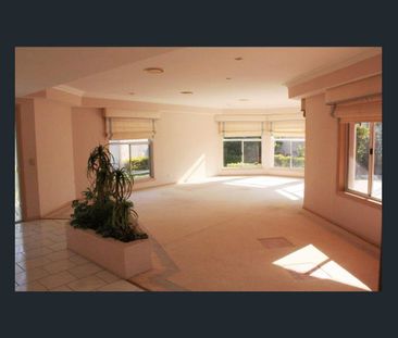 Benowa Waters - 4 Bedroom Unfurnished Family Home with a Pool in a ... - Photo 2