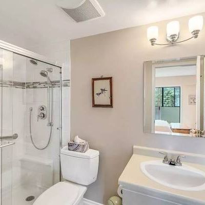 Best location in Victoria! 2 bed 2 bath condo in Fairfield. - Photo 4