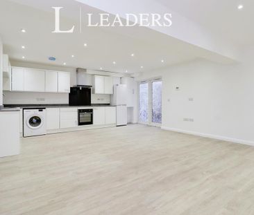 3 bedroom flat to rent - Photo 2