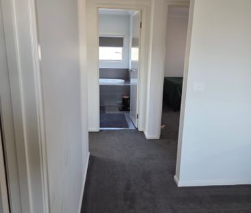 Cranbourne West - Photo 3