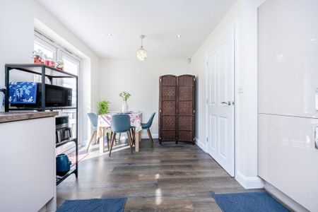 3 bedroom semi-detached house to rent - Photo 3