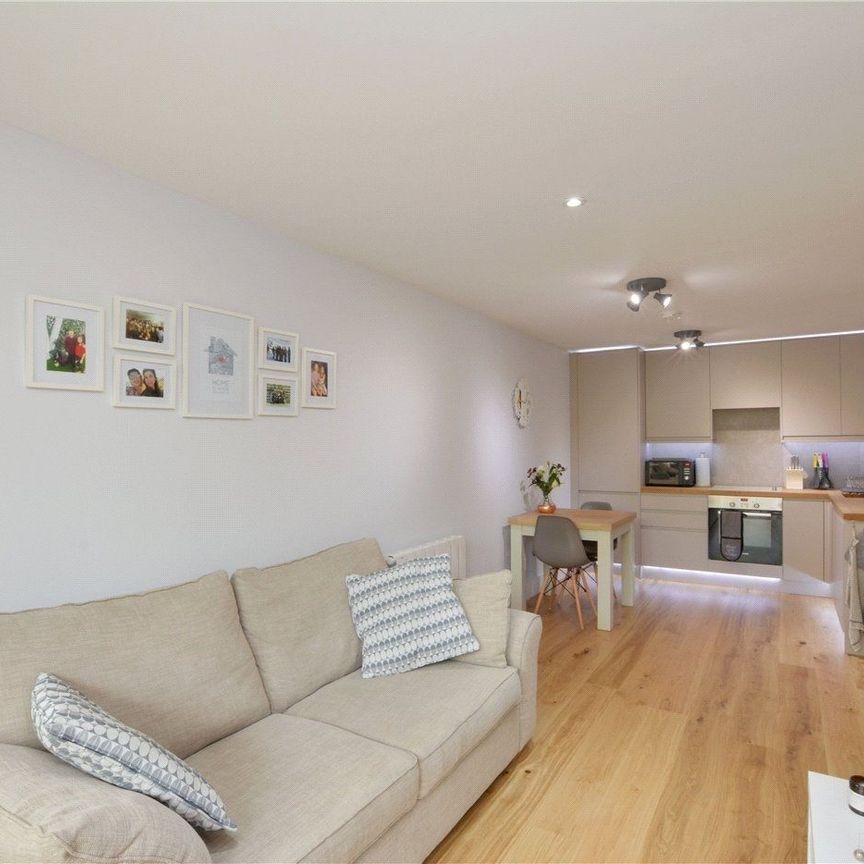 Seren Park Gardens, London, SE3 - Photo 1