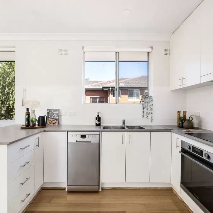 Top-floor apartment with sunny, northern aspect - Photo 1