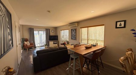 Easy Living - Convenient Location - Photo 2