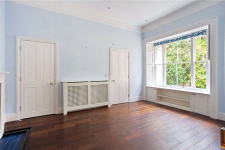 A lovely first floor three bedroom apartment - Photo 2