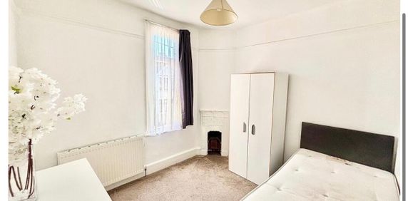 2 Bed Flat, Clements Road, E6 - Photo 2