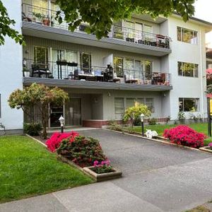 2 bdr 2 bath Updated Penthouse with large deck South Granville - Photo 2