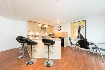 3 bedroom flat to rent - Photo 5