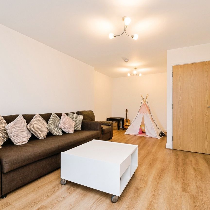 3 Bed Flat, Heron Place, E16 - Photo 1