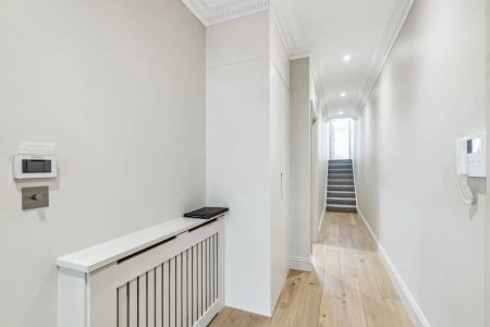 2 bedroom flat in London - Photo 2