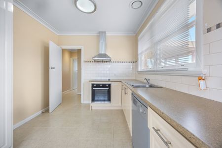 READY TO MOVE IN - WENDOUREE - Photo 5