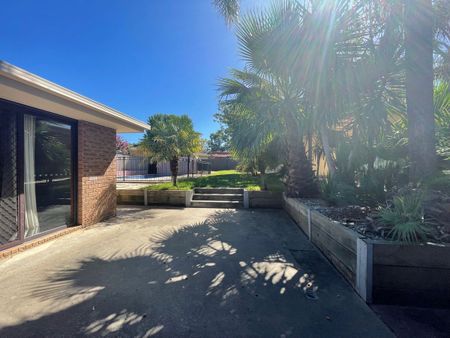 Large Family Home with Pool - Photo 3