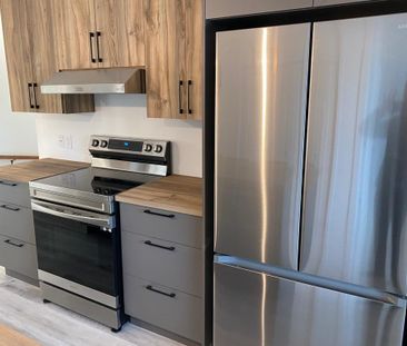 5-1/2 SPACIEUX, MODERNE ET LUMINEUX - Photo 3