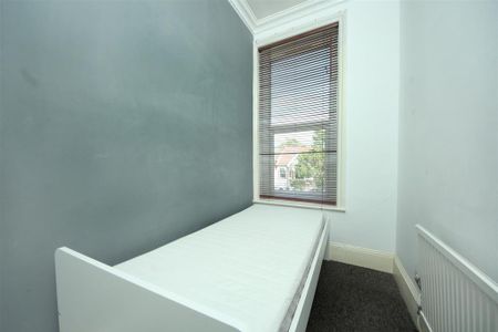 3 bedroom apartment to rent - Photo 4