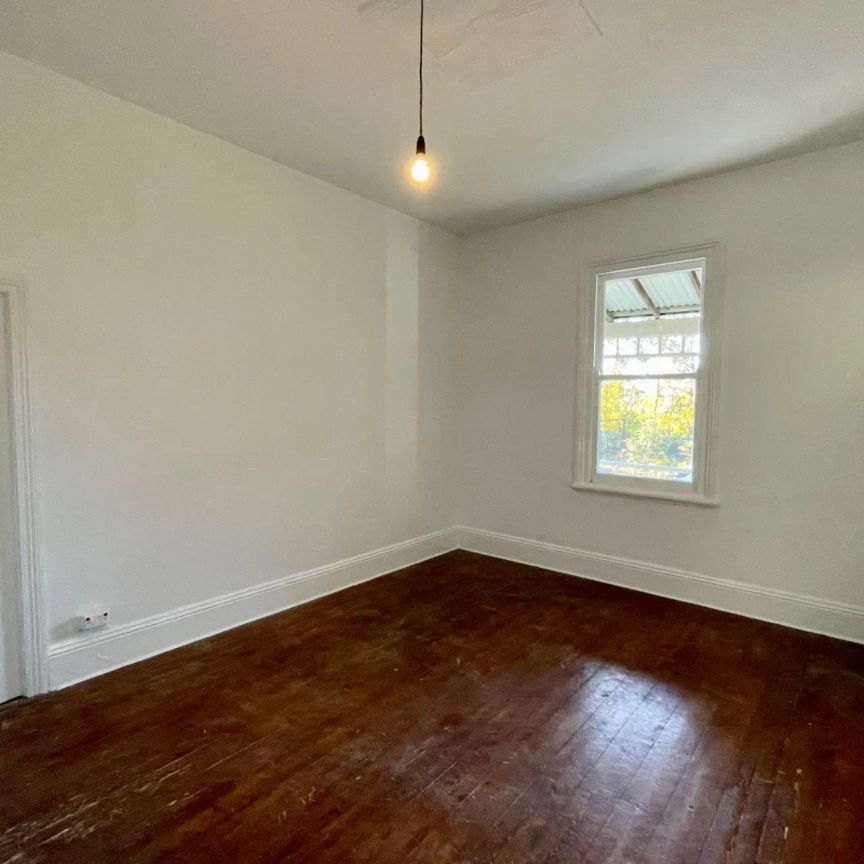 Centrally Located One Bedroom Flat! - Photo 1