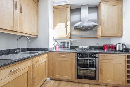 2 bedroom mews to rent - Photo 2