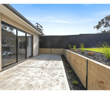 Stylish 3 bedroom family home with 6kw solar system - Photo 4