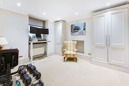 A charming lower ground floor 2 bedroom apartment, close to Hyde Park and Oxford Street. - Photo 5