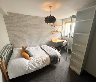 Spacious 5-Bed Hidden Gem in Central Hove - Photo 1