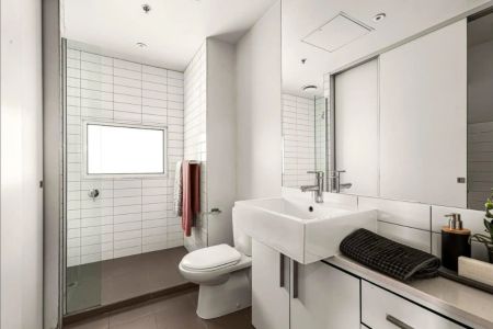 Light Filled Top Floor Apartment in a Prime Lifestyle Pocket - Photo 4