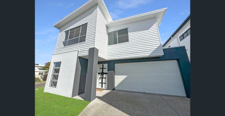 Large Modern Home with Open Plan Living & Double Garage - Photo 3