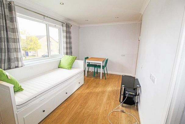 Studio to rent - Photo 1